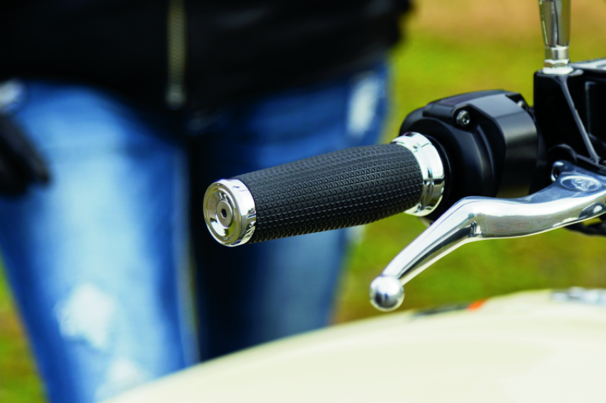 Kuryakyn 5950 Thresher Grips Universal 7/8inch Chrome