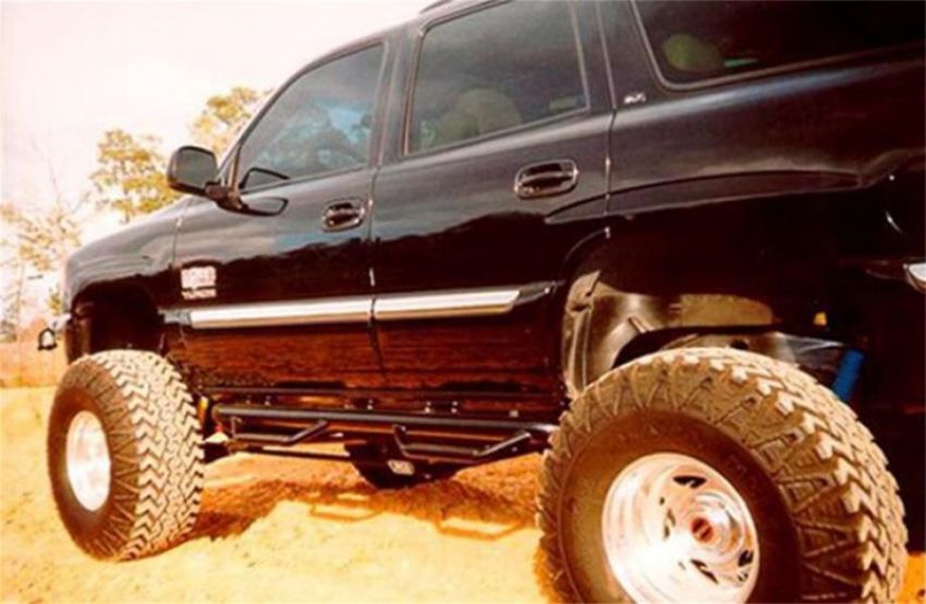 N-Fab C0166T Nerf Step 00-06 Chevy-GMC Tahoe/Yukon/Sonora SUV 4 Door - Gloss Black - W2W - 3in