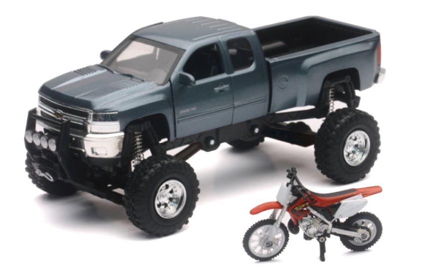 New Ray Toys SS-54426 Chevrolet Silverado with Honda Dirt Bike/ Scale - 1:32