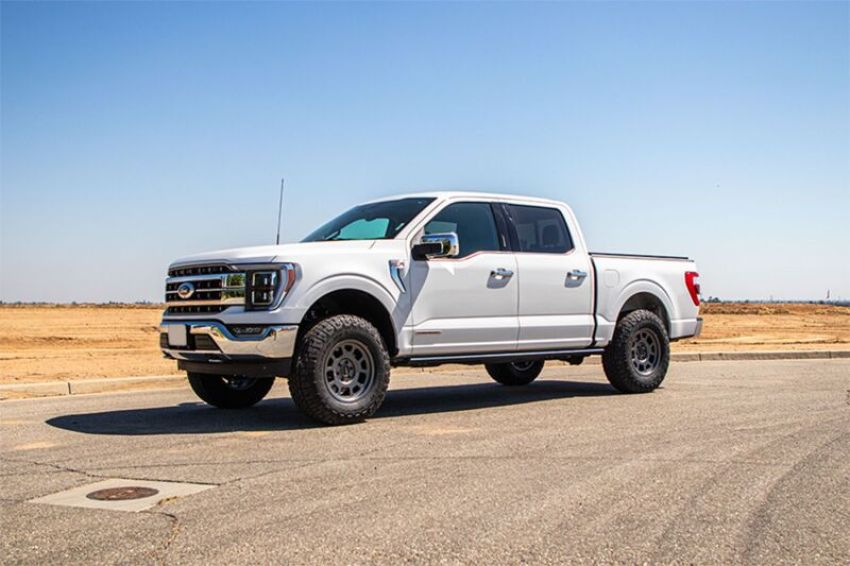Cognito 220-P1136 21-23 Ford F-150 4WD 2.5in Performance Leveling Kit w/ Elka 2.0 IFP shocks