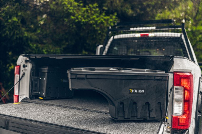 Undercover SC205P 17-20 Ford F-250/F-350 Passengers Side Swing Case - Black Smooth