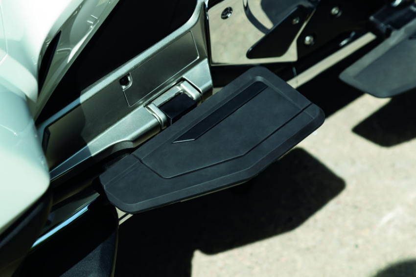 Kuryakyn 6761 Omni Transformer Passenger Flooboards Black