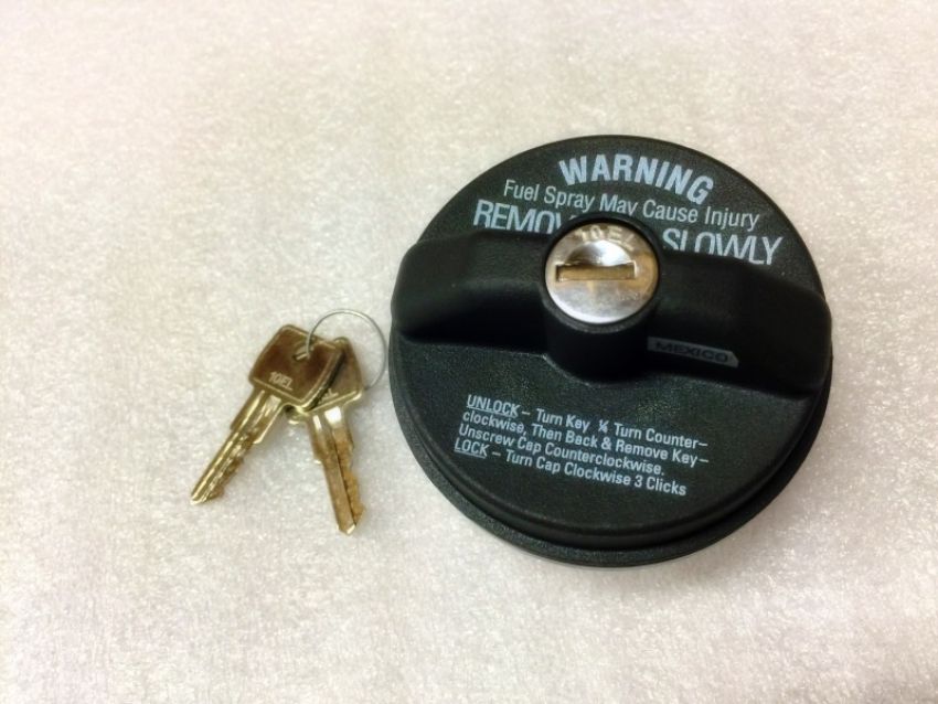 Titan Fuel Tanks 9901750 Locking Black Fuel Cap for 5410050