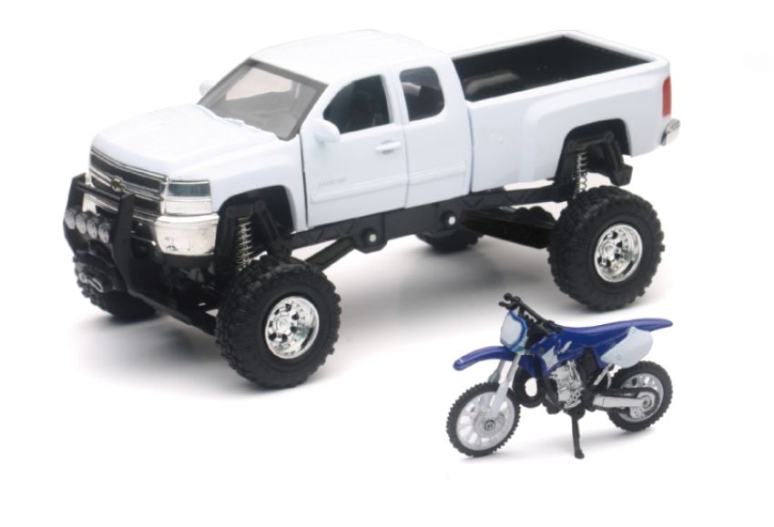 New Ray Toys SS-54416 Chevrolet Silverado with Yamaha Dirt Bike/ Scale - 1:32