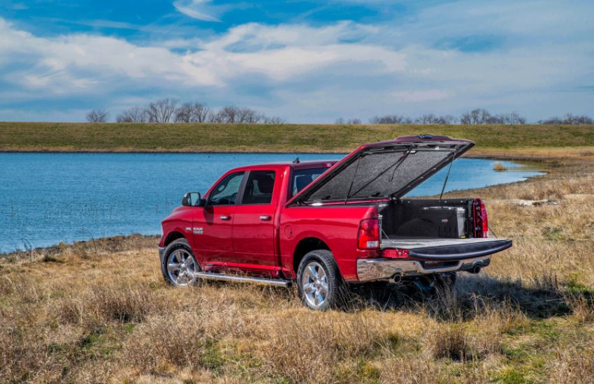 Undercover UC3118L-PR4 19-20 Ram 1500 6.4ft Elite LX Bed Cover - Flame Red