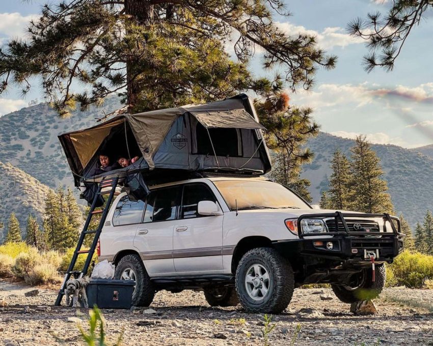 18089901 Bushveld hard shell roof top tent Overland Vehicle Systems