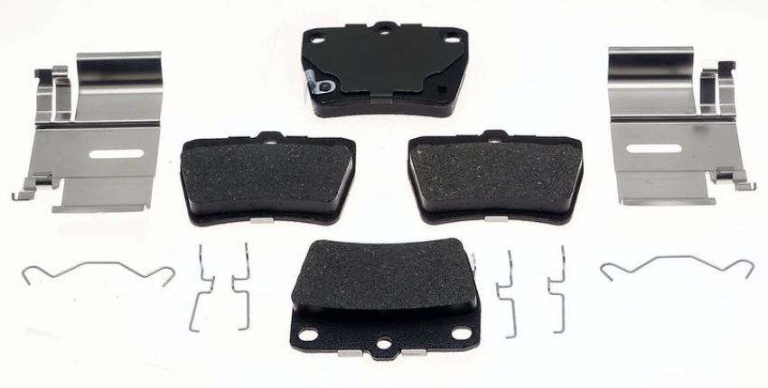 Raybestos MGD1051CH Raybestos R-Line Ceramic Brake Pad Set