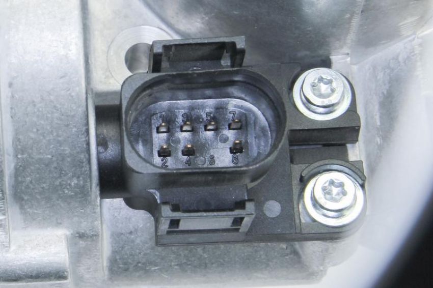 URO Parts 021133064A Throttle Body