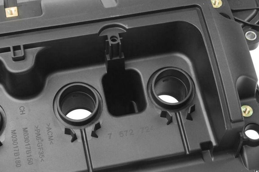 URO Parts 11127646554 Valve Cover