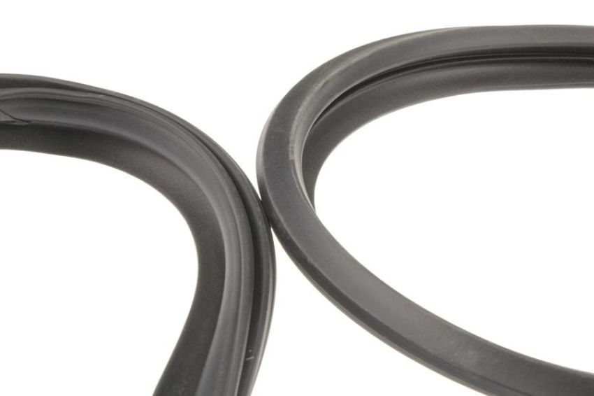 URO Parts 1267200278 Door Seal