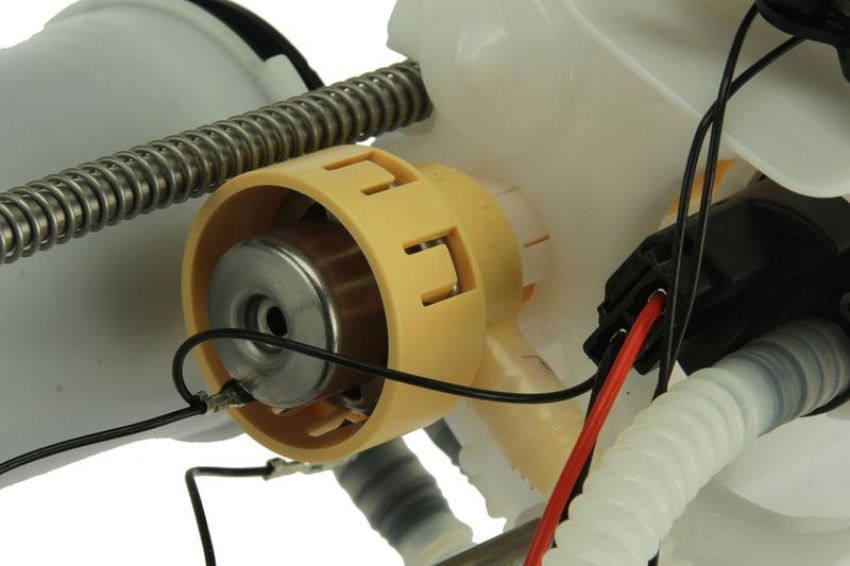 URO Parts 16117243975 Fuel Pump Assembly