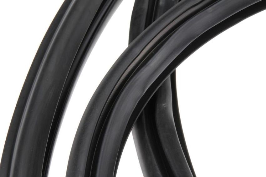 URO Parts 51311913888 Rear Window Seal