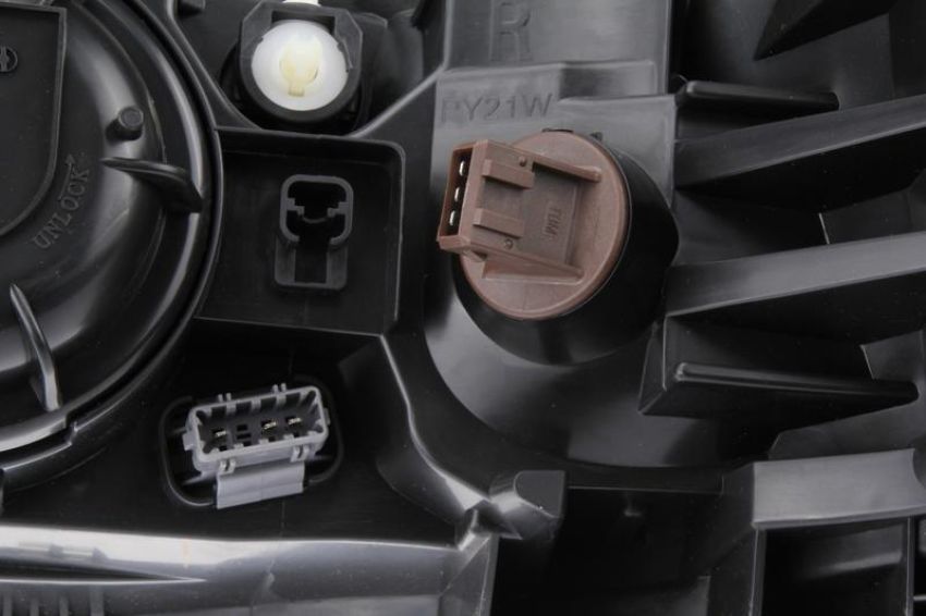 URO Parts 8693584 Headlight Assembly