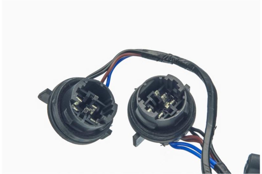 URO Parts CE1318538 Headlight Wiring Harness w/ Sockets