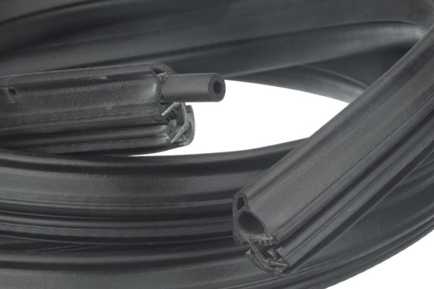 URO Parts GM0818589 Door Seal