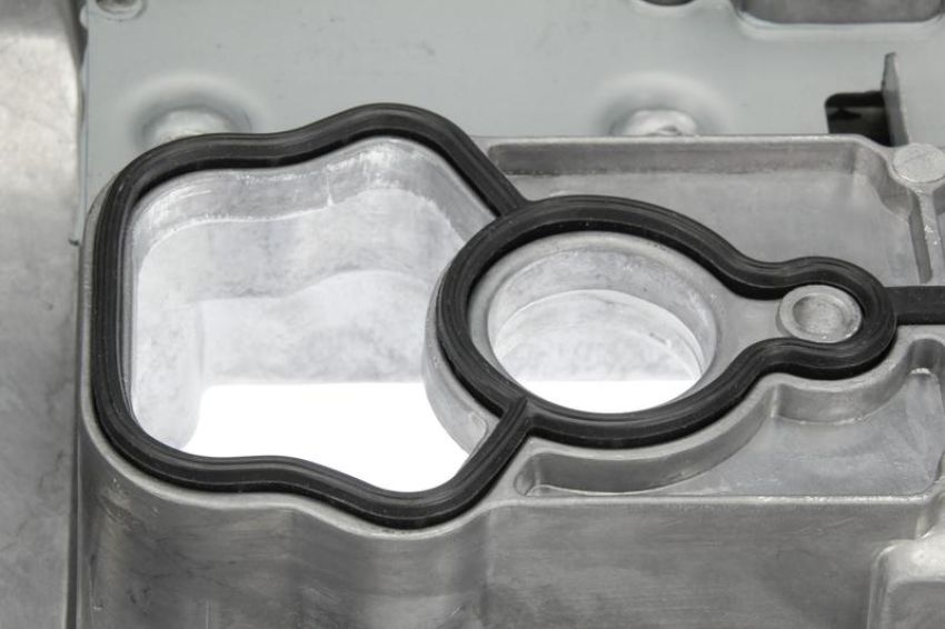 URO Parts GM1416782 Engine Valve Cover w/ Gasket