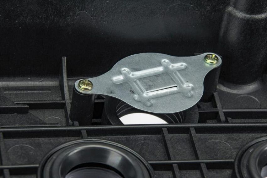 URO Parts HY1417594 Valve Cover