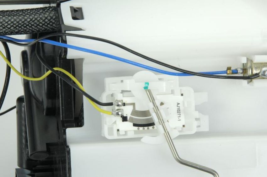 URO Parts MI0519844 Fuel Pump Assembly